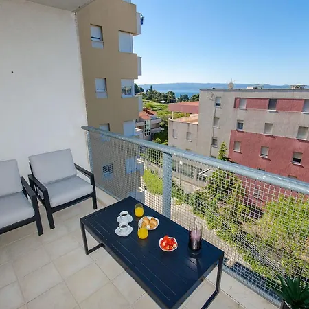 Spacious Smile With Terrace And Secure Garage Apartment