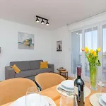 Smile With Secure Private Garage Apartman