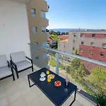 Smile With Secure Private Garage Apartman