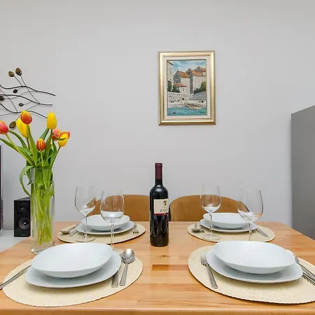 Smile With Secure Private Garage Appartement