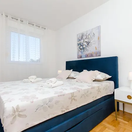 Smile With Secure Private Garage Appartement