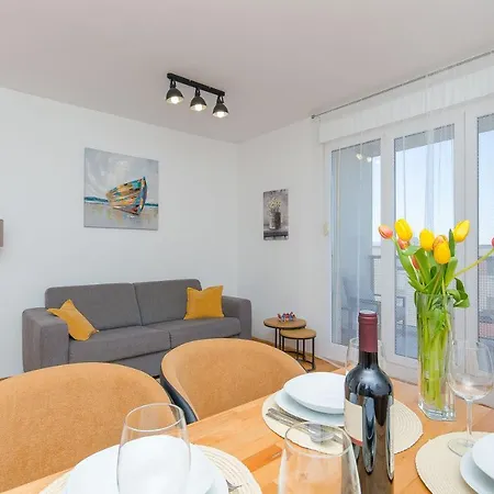 Smile With Secure Private Garage Apartman