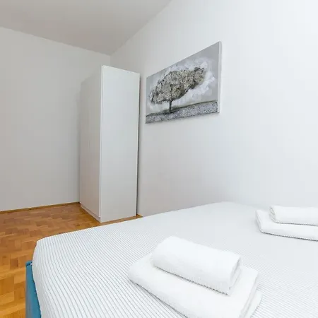 Smile With Secure Private Garage Appartement