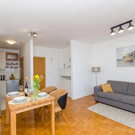 Two Bedroom Smile With Spacious Terrace And Secure Private Garage 斯普利特